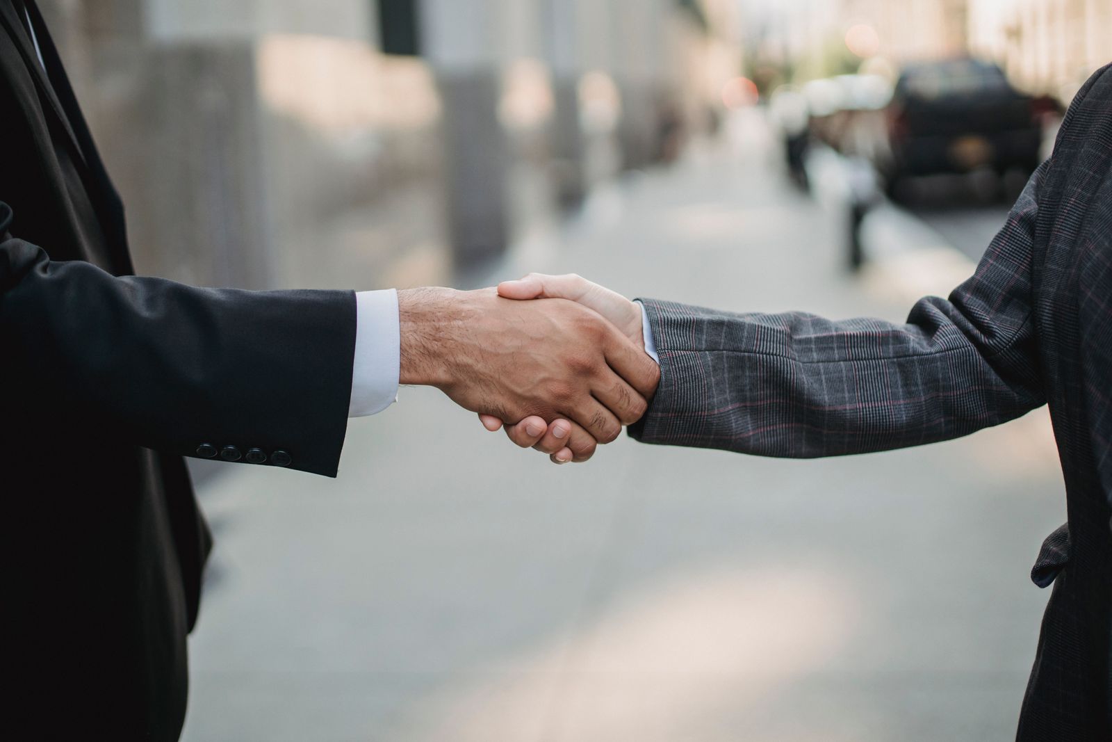 Aperto de mãos representando confiança e parceria